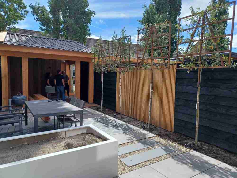 Kleine tuin_Houtwerk_ veranda_tuinaanleg