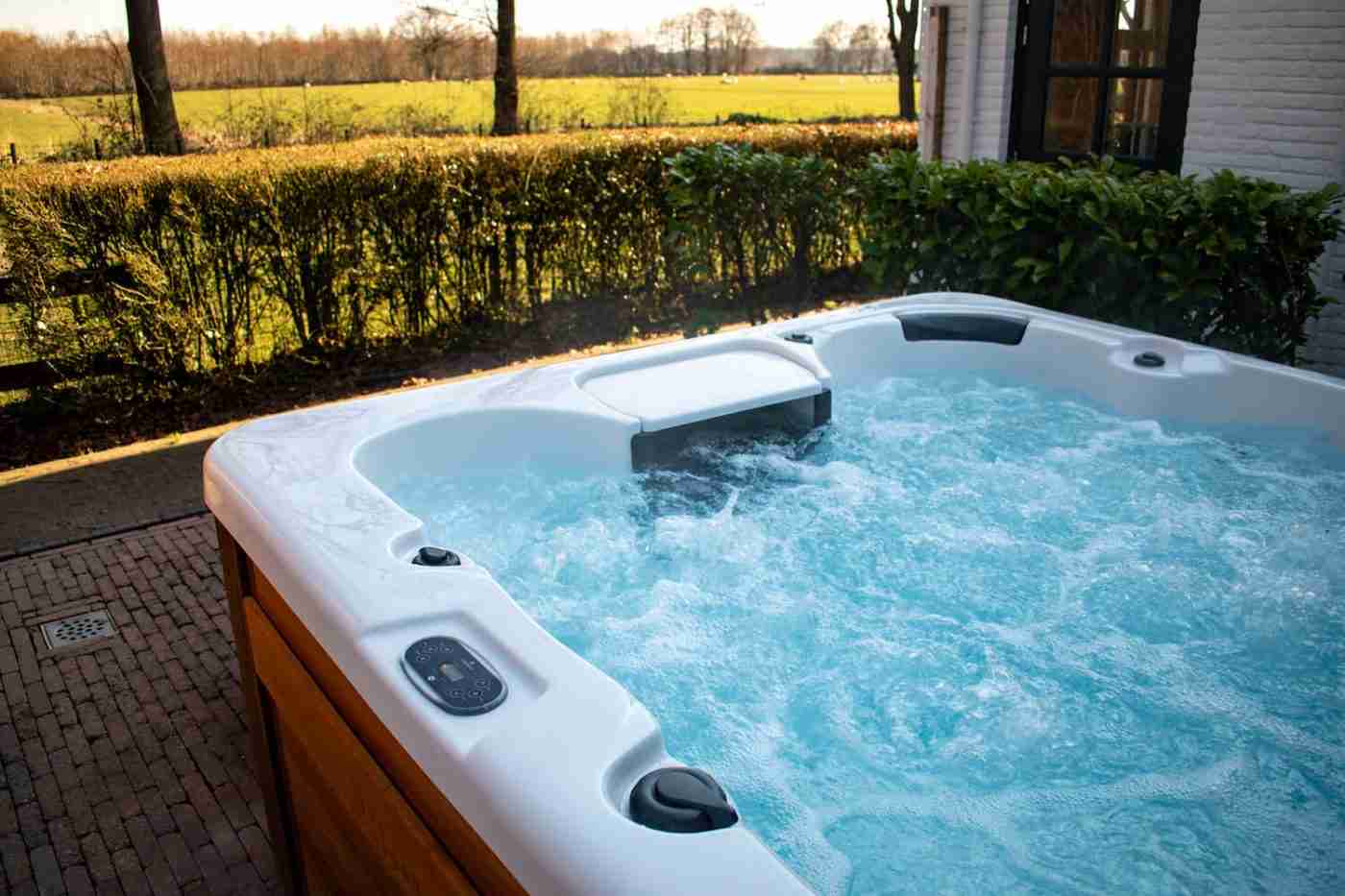 jacuzzi-serena spa-luxe tuininrichting-hulshorst