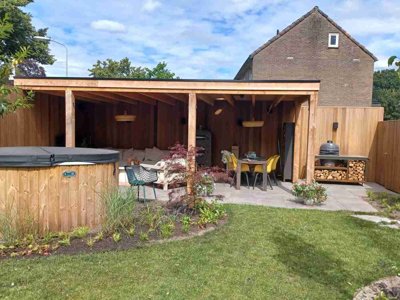 Houtwerk_veranda_bouwkundige tuin met jacuzzi