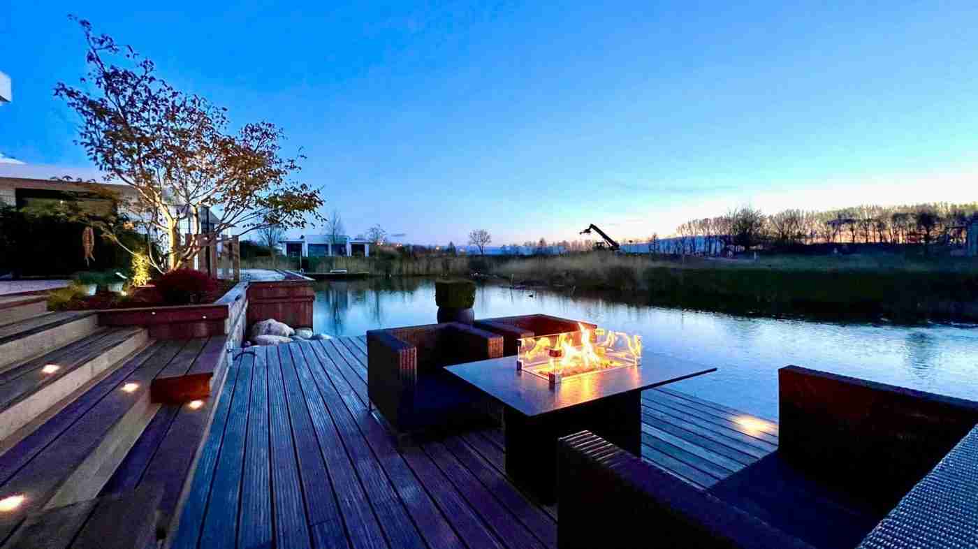 Levendige en gezellige tuin aan het water