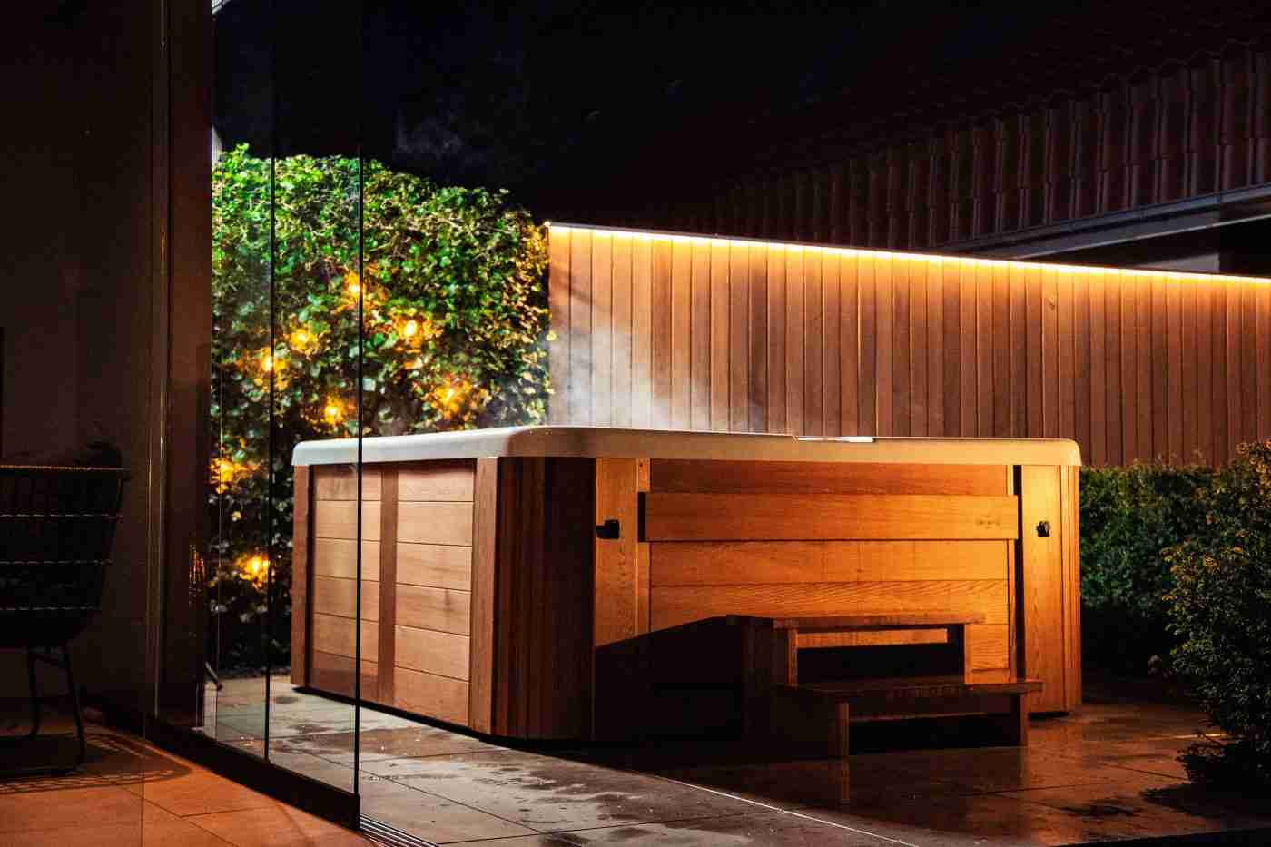 Houten afwerking jacuzzi in tuin