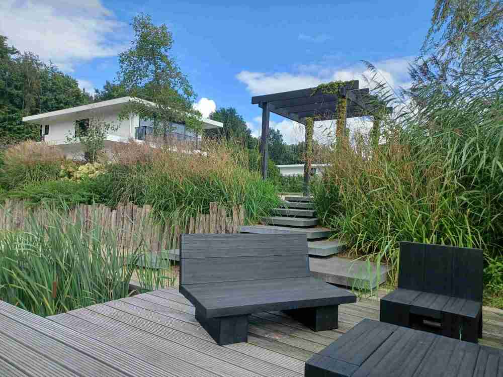 vlonder met zitje_natuurlijk beplanting_Harderwold